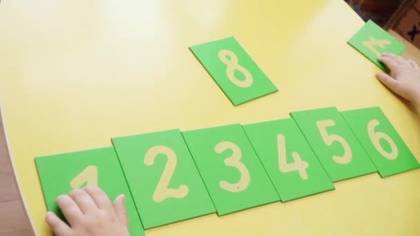 Kaarten met nummers verzamelen voor een kind — Stockvideo