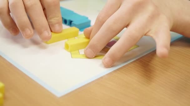 Educatief spel van een kind met hersenverlamming — Stockvideo