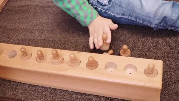 Enseñar a un niño con parálisis cerebral a trabajar — Vídeos de Stock