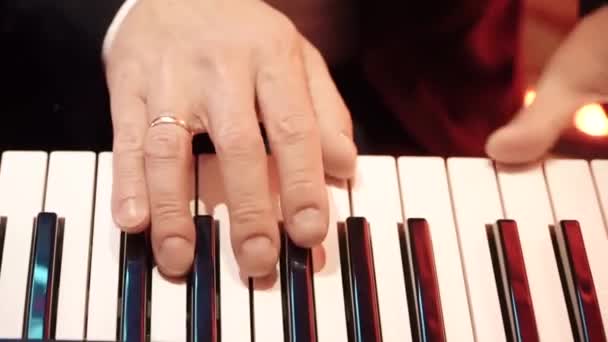 Männliche Hände auf den Tasten elektronischer Tastaturen — Stockvideo