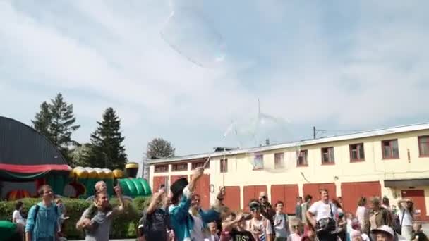Burbujas y espectáculos con animadores en la exposición de maquinaria y equipos ferroviarios ProDvozhenie — Vídeo de stock
