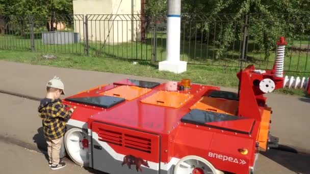 Máquina de tracción eléctrica de derivación Antey A1 en la exposición de maquinaria y equipos ferroviarios ProDvozhenie — Vídeo de stock
