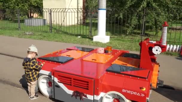 Electric Shunting Traction Machine Antey A1, ProDvozhenie demiryolu makine ve teçhizat sergisinde — Stok video