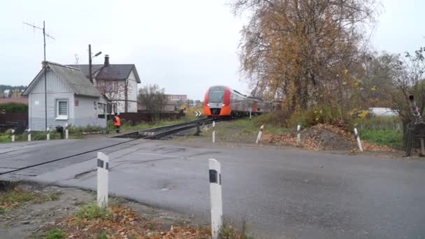 ルートSortavalaに沿ってSortavela駅で旅客列車Lastochkaの到着- Ruskeala山公園 — ストック動画
