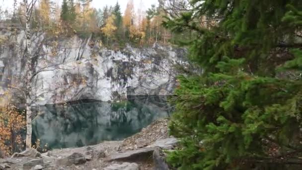 Widok na jezioro w dawnym kamieniołomie w Ruskeala Mountain Park — Wideo stockowe