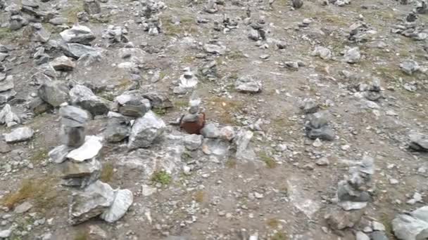 Pirâmides de pedras em Mountain Park — Vídeo de Stock