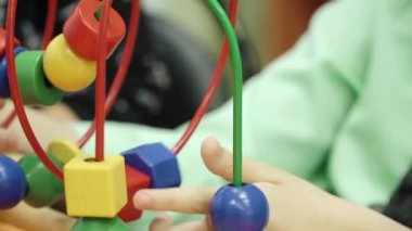 Beyin felci geçirmiş bir çocuğun eğitici oyunu