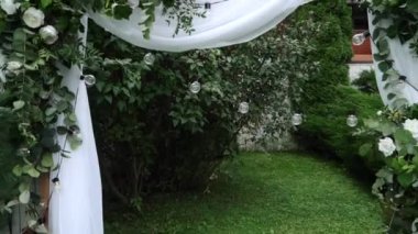 Doğada çiçekli düğün kemeri