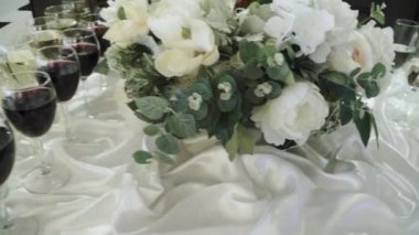 Düğün ziyafetinde büfe masası.