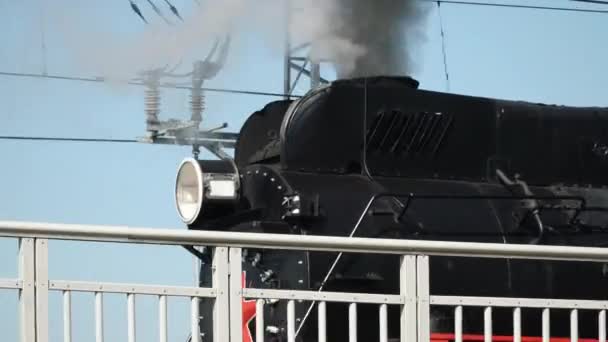 Feira internacional de equipamentos e tecnologias ferroviárias Expo 1520. Exposição dinâmica. Locomotivas a vapor históricas e antigas da URSS e da Rússia — Vídeo de Stock