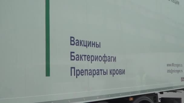 Transporting Kovivac vaccine by refrigerated trucks — Stock Video