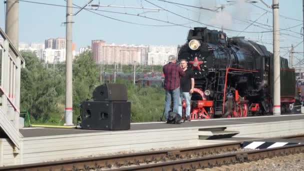 Uluslararası demiryolu ekipmanları ve teknoloji fuarı Fuarı 1520. Dinamik sergi. SSCB ve Rusya 'nın tarihi ve eski buhar lokomotifleri — Stok video