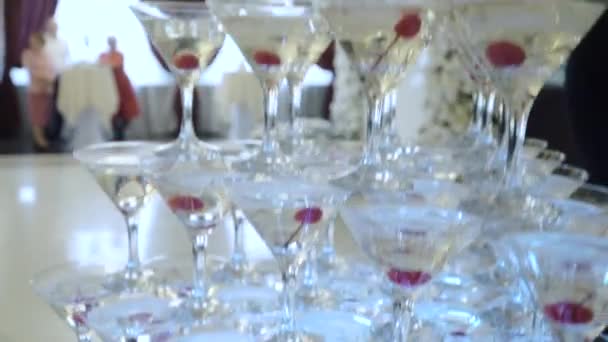 Champagne met kersen in een piramide — Stockvideo