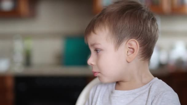 Een jongen met snot is ondeugend en keert zich af. — Stockvideo