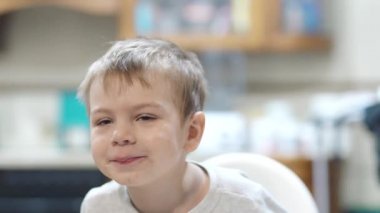 Hasta çocuk, mutfakta dil ve surat asıyor.