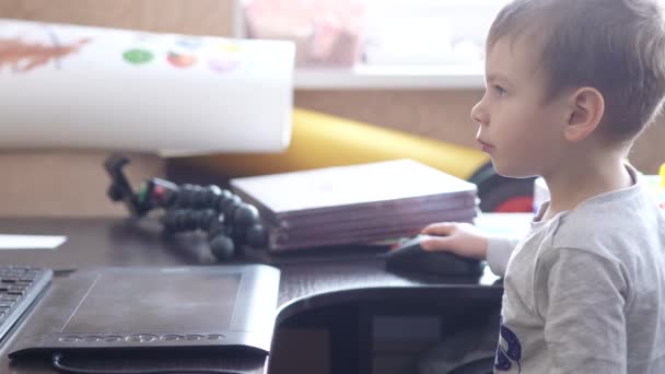 En 3-årig pojke arbetar med en mus — Stockvideo
