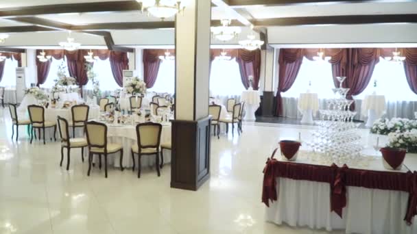 Decorado com mesa de flores para recém-casados no salão de casamento do banquete — Vídeo de Stock