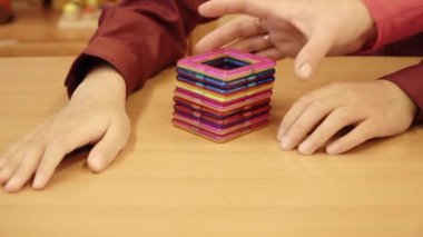 Beyin felci geçirmiş bir çocuğun eğitici oyunu