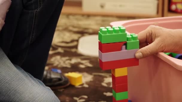 Jogo educativo de uma criança com paralisia cerebral — Vídeo de Stock