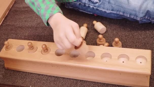 Ensinar uma criança com paralisia cerebral a trabalhar — Vídeo de Stock
