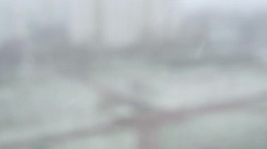 Pencerenin dışında kar yağıyor ve düşüyor