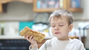 Hasta çocuk mutfakta puf yiyor.