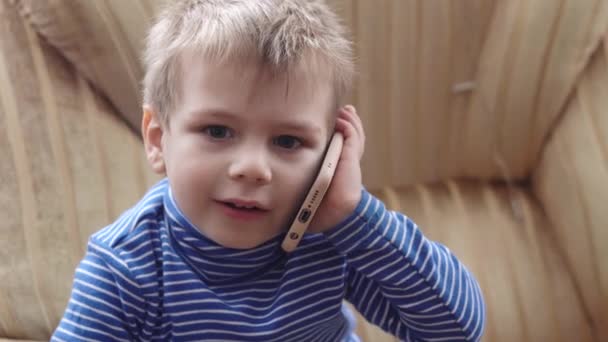 Nemocné dítě jíst knedlíky v kuchyni — Stock video