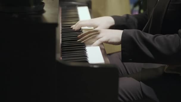 Hudebník hrající na piano v kavárně — Stock video