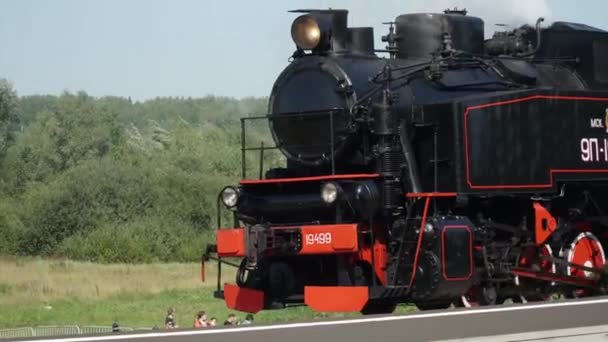 Uluslararası demiryolu ekipmanları ve teknoloji fuarı Fuarı 1520. Dinamik sergi. SSCB ve Rusya 'nın tarihi ve eski buhar lokomotifleri — Stok video