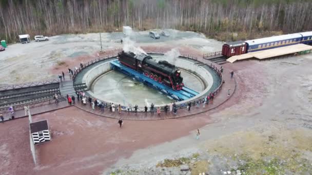 Giradischi per la rotazione di una locomotiva a vapore alla stazione di Ruskeala — Video Stock