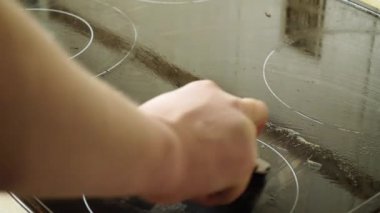 Elektrik sobasını karbondan temizliyorum.