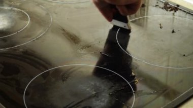 Elektrik sobasını karbondan temizliyorum.