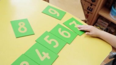 Bir çocuk için sayılarla kart toplamak