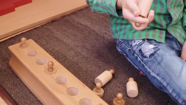 Einem Kind mit Zerebralparese die Arbeit beibringen — Stockvideo
