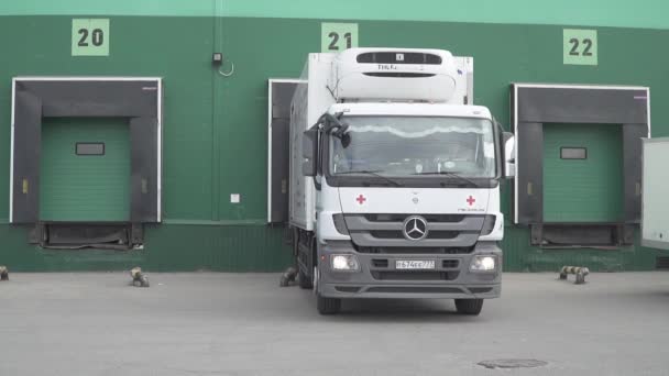 Transporte de la vacuna Kovivac en camiones refrigerados — Vídeo de stock