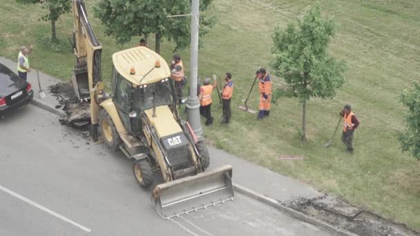 Réparation de l'asphalte avec pelle et travailleurs de la route — Video