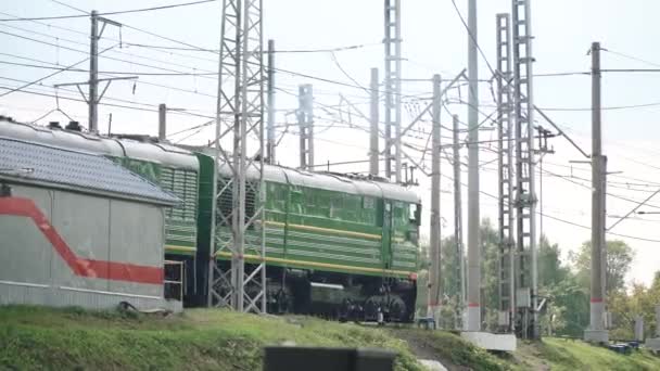 Uluslararası demiryolu ekipmanları ve teknoloji fuarı Fuarı 1520. Dinamik sergi. SSCB ve Rusya 'nın tarihi ve eski buhar lokomotifleri — Stok video