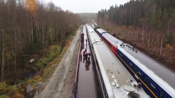 Chegada de um trem de passageiros em Ruskeala — Vídeo de Stock