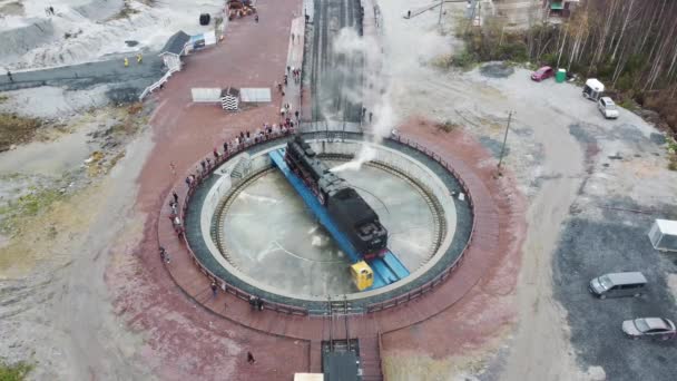 Mesa giratória para virar uma locomotiva a vapor na estação de Ruskeala — Vídeo de Stock