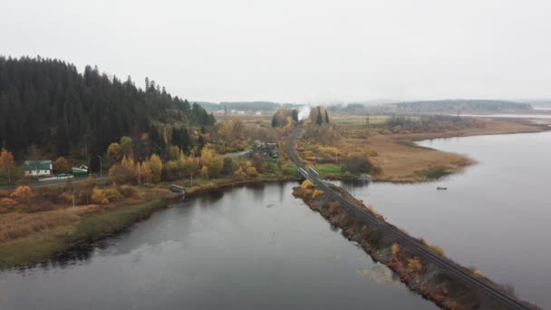 Locomotive à vapeur traversant le remblai à travers la rivière — Video