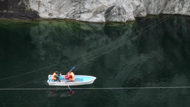 Turistas em um barco de prazer no lago no Ruskeala Mountain Park — Vídeo de Stock