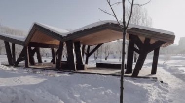 Şehir parkındaki piknikler için ahşap çardak.