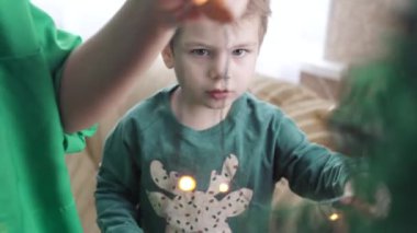 Anne ve oğlu Noel ağacı süslemeleri