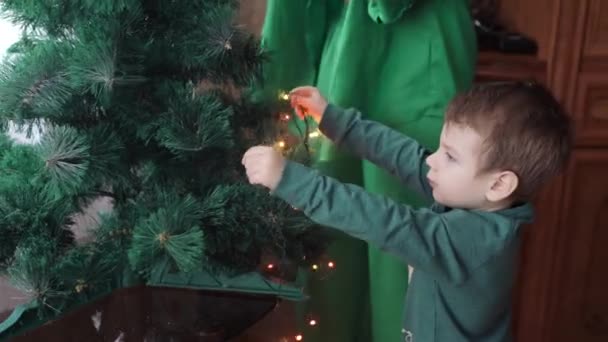 Μαμά και γιος στολίζουν το χριστουγεννιάτικο δέντρο — Αρχείο Βίντεο