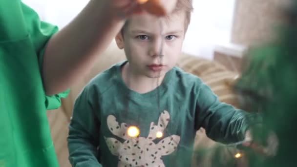 Máma a syn zdobí vánoční stromeček — Stock video