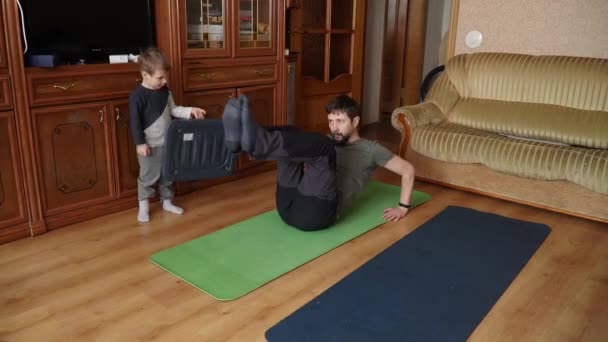 Син і тато роблять йогу на килимку — стокове відео