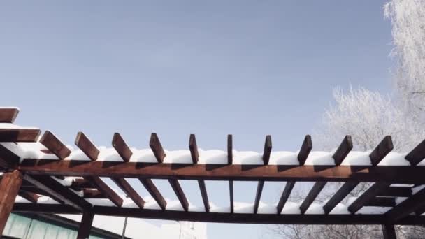 Śnieżny park z drewnianymi pergolami — Wideo stockowe