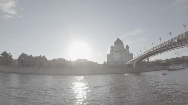 Barco de placer en el río Moskva desde el lado del parque Muzeon — Vídeo de stock