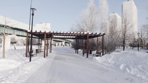 Sneeuwpark met houten pergola 's — Stockvideo