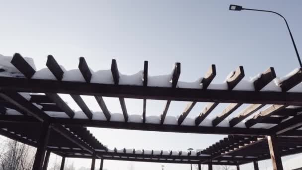 Snow park avec pergolas en bois — Video